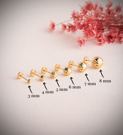 18K PENDIENTES ORO AMARILLO BOLA TALLADA HUECA. ANCHO: 8 MM. CIERRE TUERCA