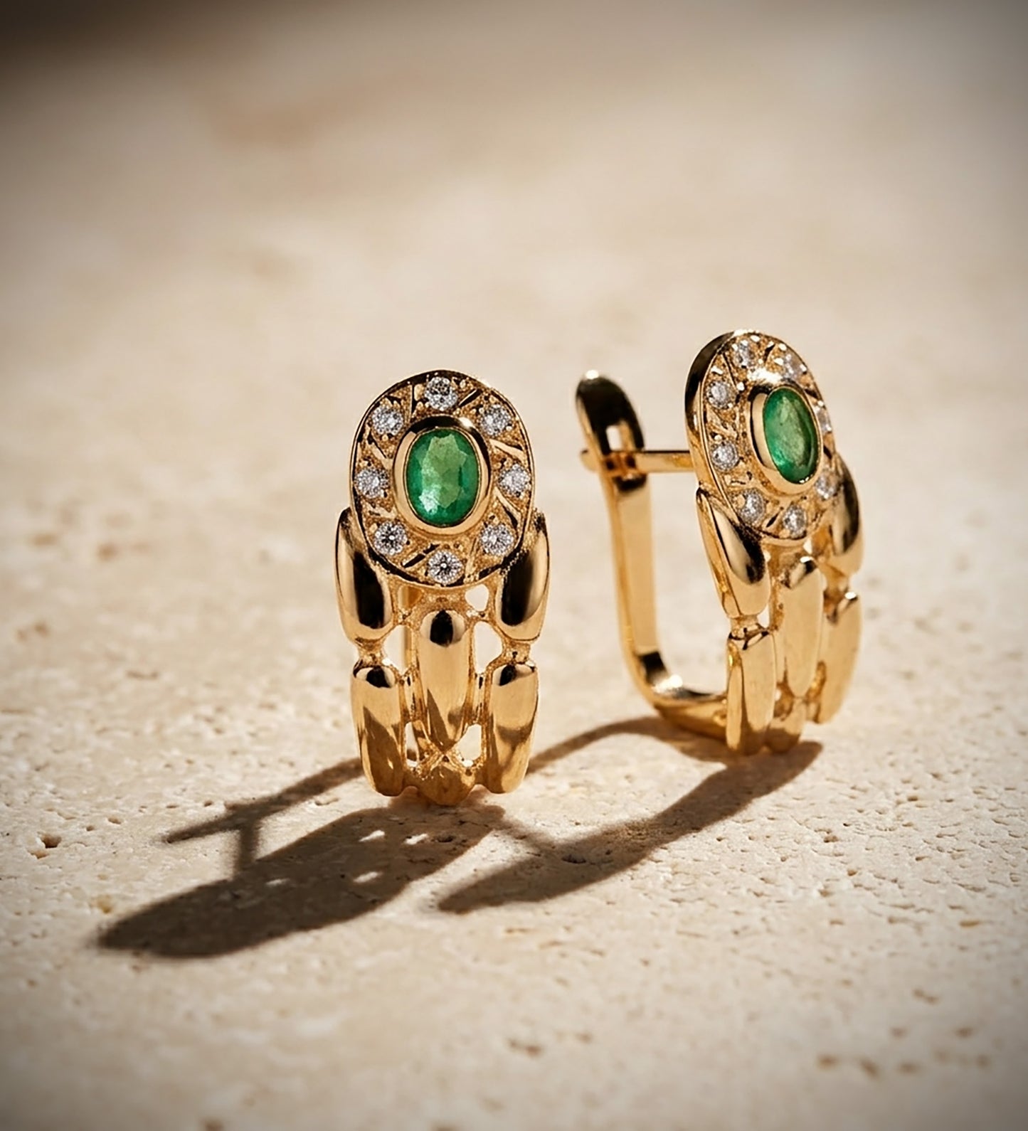 18K PENDIENTES ORO AMARILLO PANTER CON ESMERALDA Y CIRCONITAS. 16 X 8 MM. CIERRE CATALAN