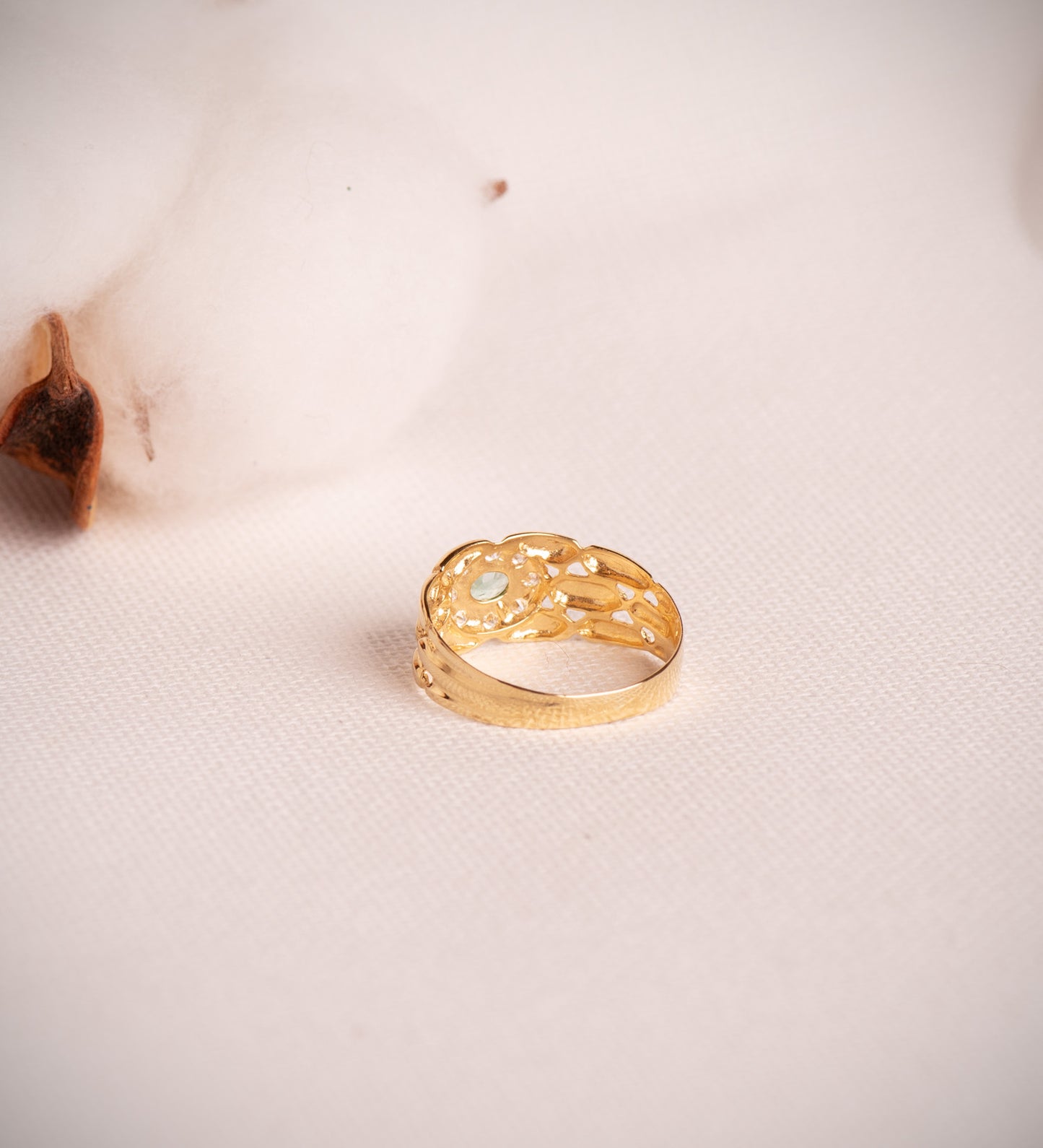 18K SORTIJA ORO AMARILLO PANTER CON CIRCONITAS Y ESMERALDA NATURAL 4X3 MM. ANCHO: 9 MM