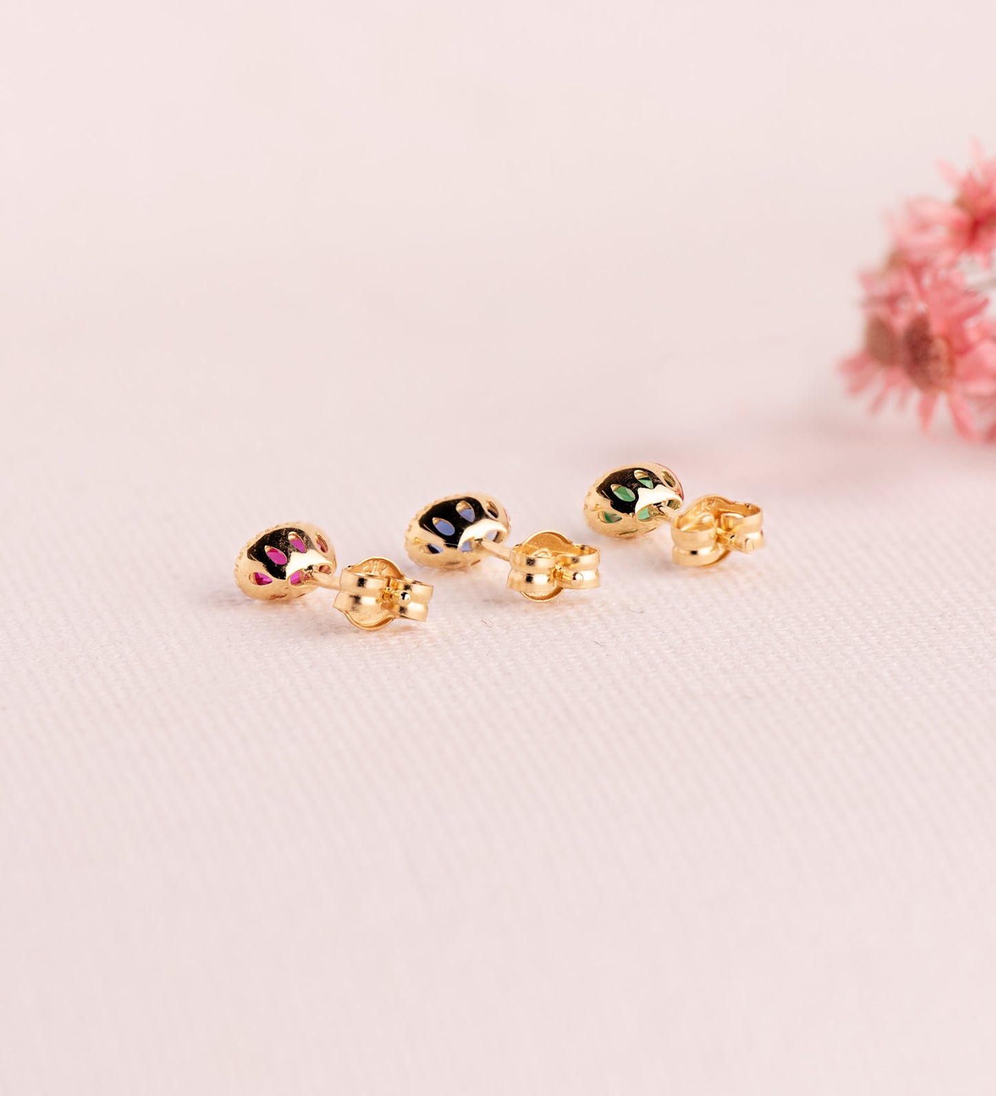 18K PENDIENTES ORO AMARILLO OVAL PIEDRA ROJA BORDES BOLITAS. MEDIDA: 6 X 4MM. CIERRE PRESION