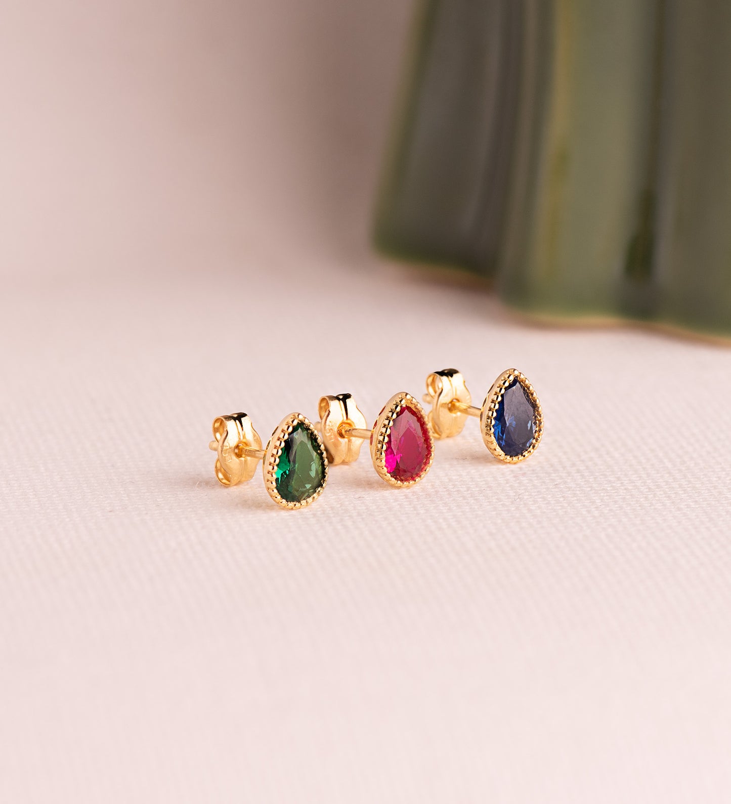 18K PENDIENTES ORO AMARILLO GOTA PIEDRA VERDE BORDES BOLITAS. MEDIDA: 7 X5 MM. CIERRE PRESION