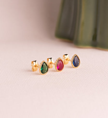 18K PENDIENTES ORO AMARILLO GOTA PIEDRA ROJA BORDES BOLITAS. MEDIDA: 7 X5 MM. CIERRE PRESION