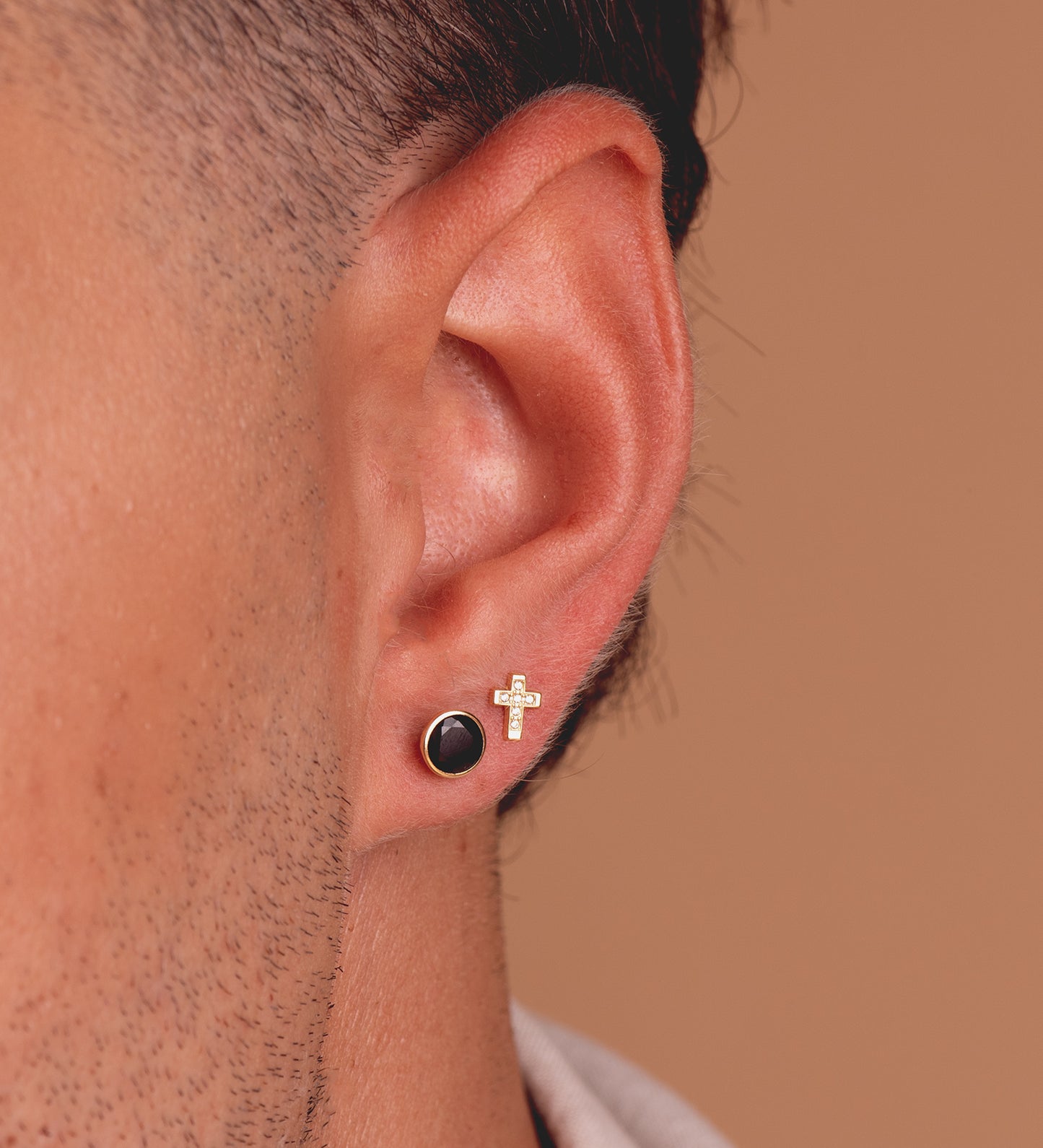 18K PENDIENTES ORO AMARILLO CHATON CON CIRCONITA NEGRA. ANCHO: 6,2 MM. CIERRE PRESION