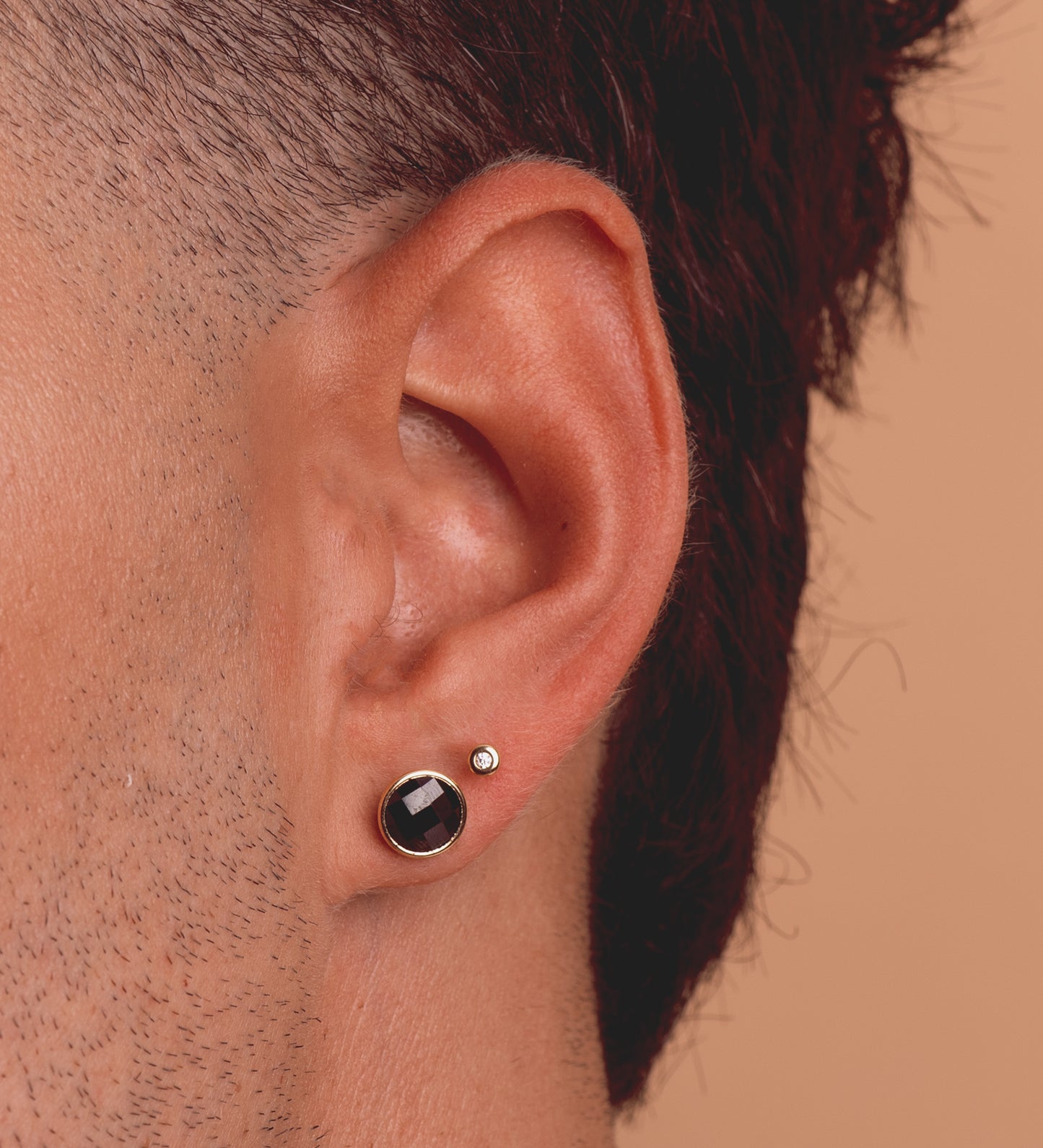 18K PENDIENTES ORO AMARILLO CHATON CON CIRCONITA NEGRA. ANCHO: 8,5 MM. CIERRE PRESION