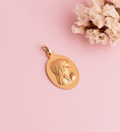 18K MEDALLA ORO AMARILLO VIRGEN NIÑA OVAL LISA MATIZADA. MEDIDA: 23 X 15 MM