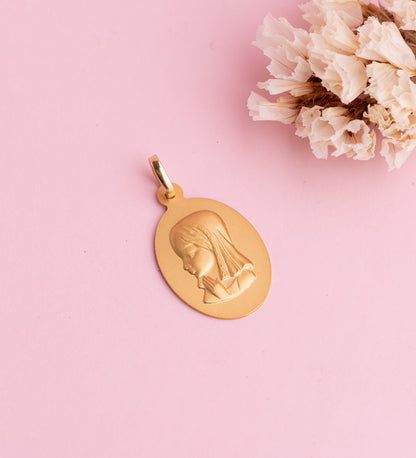 18K MEDALLA ORO AMARILLO VIRGEN NIÑA OVAL LISA MATIZADA. MEDIDA: 23 X 15 MM