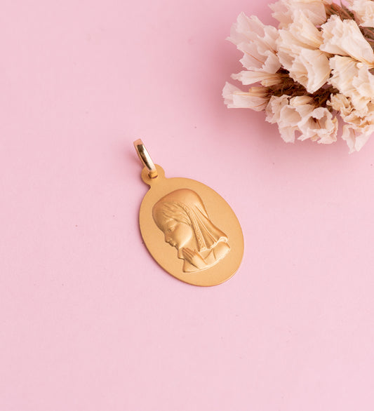 18K MEDALLA ORO AMARILLO VIRGEN NIÑA OVAL LISA MATIZADA. MEDIDA: 23 X 15 MM