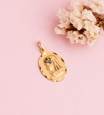 18K MEDALLA ORO AMARILLO VIRGEN NIÑA OVAL TALLADA MATIZADA. MEDIDA: 23 X 15 MM