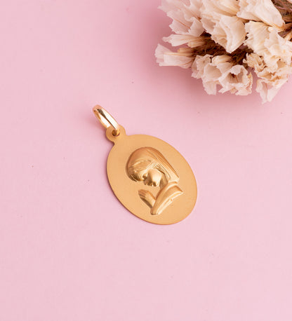 18K MEDALLA ORO AMARILLO VIRGEN NIÑA OVAL LISA MATIZADA. MEDIDA: 23 X 15 MM