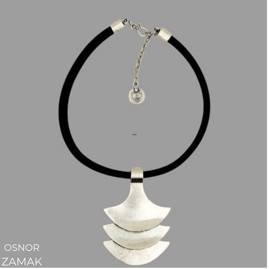 COLLAR ZAMAK  Y CUERO