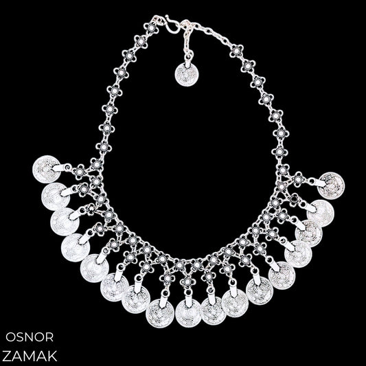 COLLAR ZAMAK PLATEADO CON MONEDAS