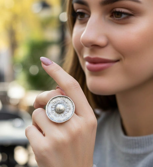 Mujer luciendo anillo sortija zamak exclusivo, joyeria osnor
