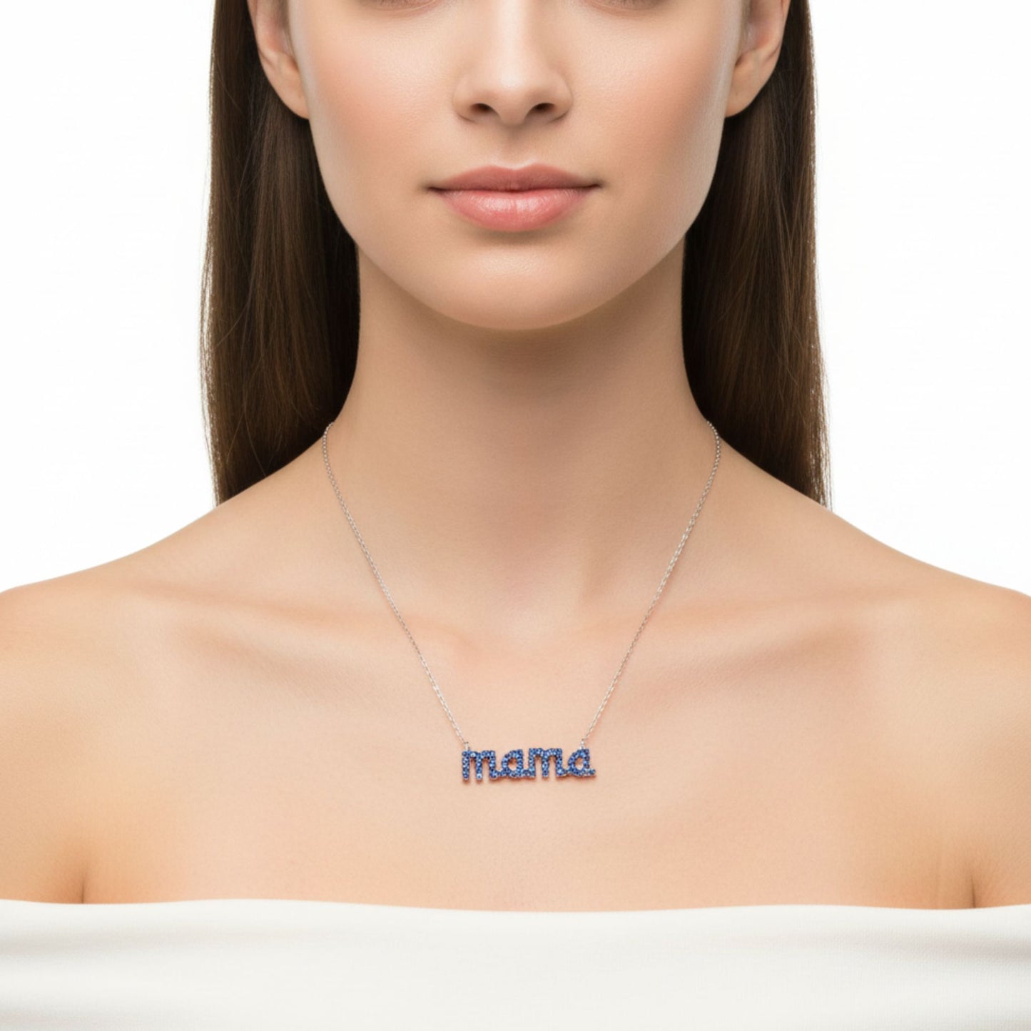 Mujer Luciendo Collar Gargantilla Mamá Plata con Rodio y Circonitas Azules. joyeria osnor