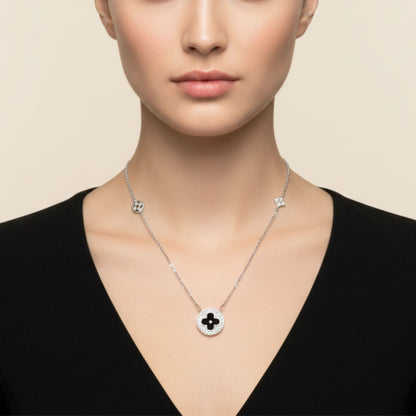 Mujer Luciendo Collar Gargantilla Plata Rodio con Cruz Esmalte Negro y Circonitas. Joyeria Osnor