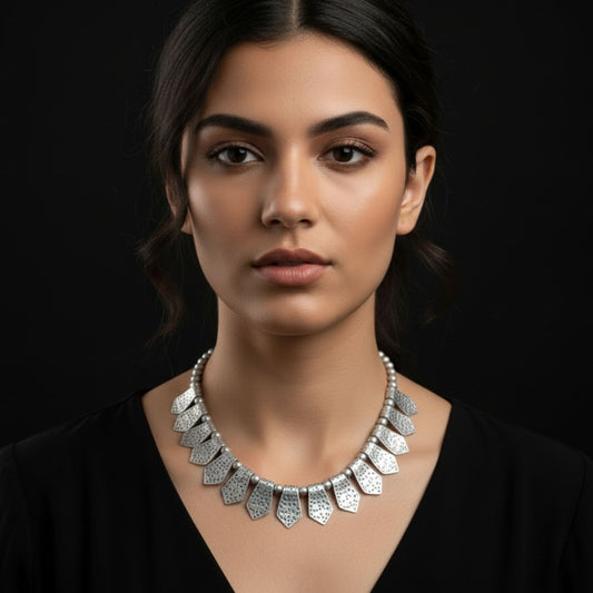 Chica Luciendo Collar Gargantilla Zamak Mujer Plateada con Placas Geométricas Texturizadas