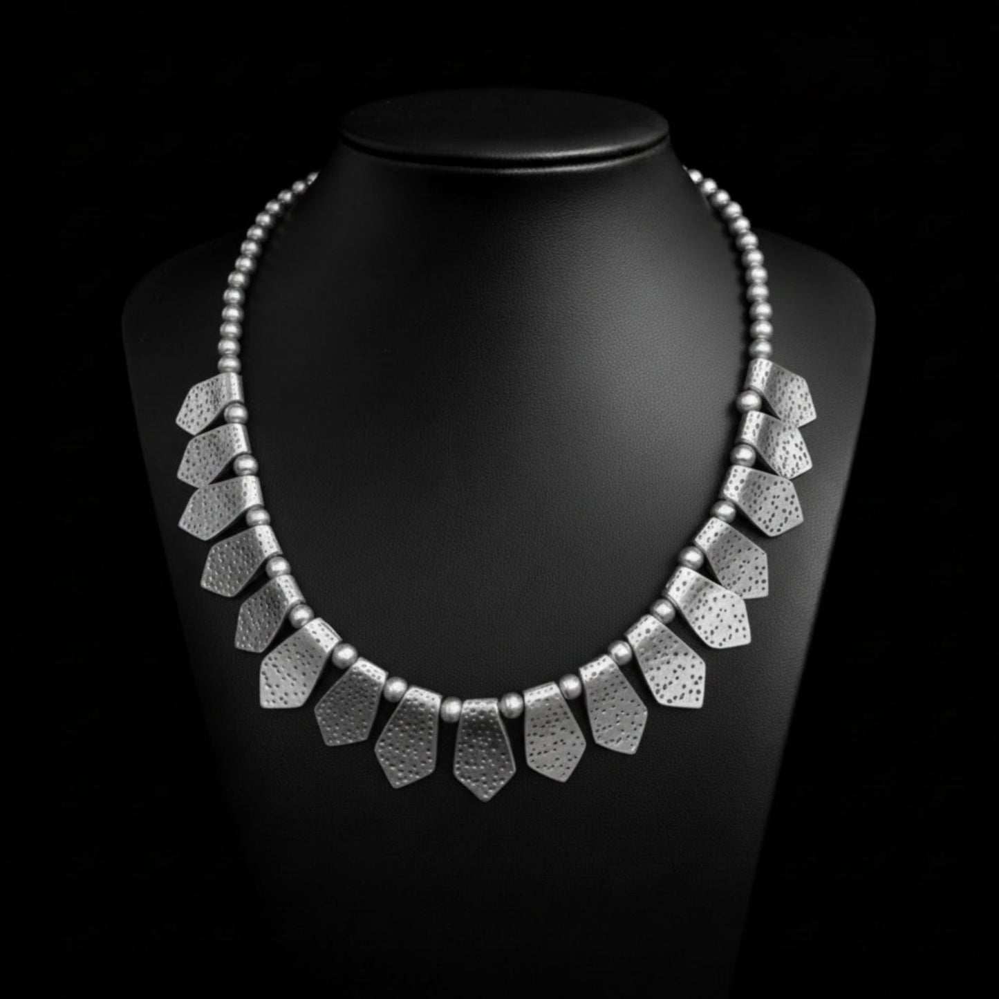Collar Gargantilla Zamak Mujer Plateada con Placas Geométricas Texturizadas