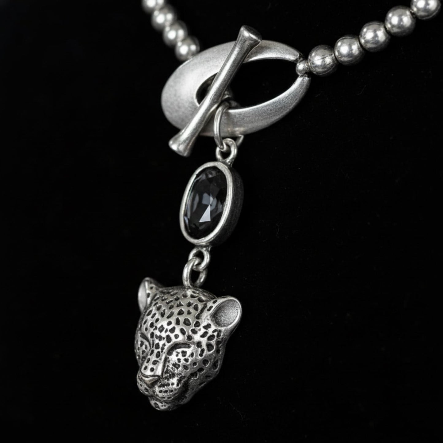 Collar zamak cadena de bolas con colgante leopardo, vista desde arriba - Joyería Osnor Zamak