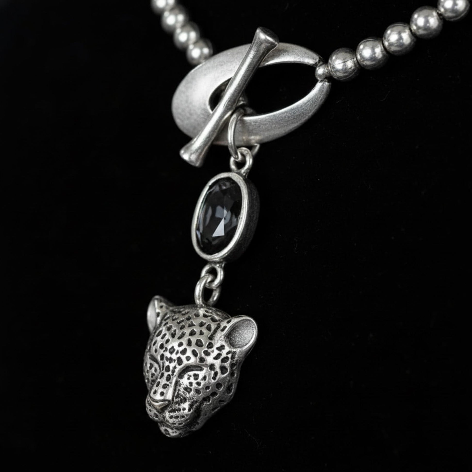Collar zamak cadena de bolas con colgante leopardo, vista desde arriba - Joyería Osnor Zamak
