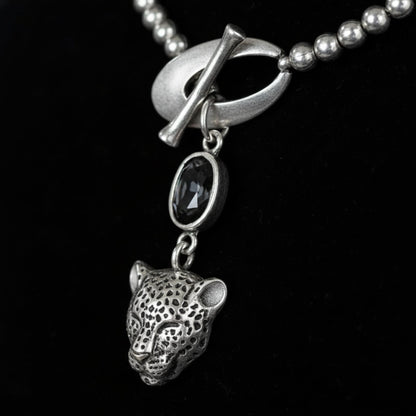 Collar zamak cadena de bolas con colgante leopardo, vista desde arriba - Joyería Osnor Zamak