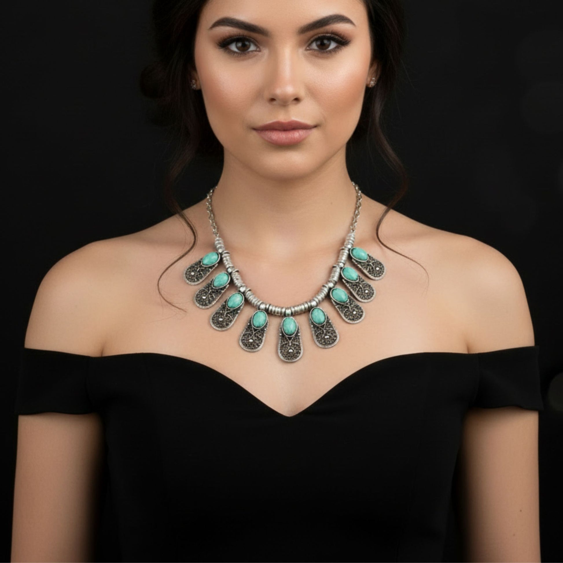Chica Luciendo Collar Zamak Turquesa Mujer Exclusivo con 9 Piedras  Estilo Boho Étnico joyeria Osnor