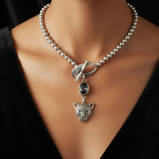 Collar zamak mujer con colgante de leopardo y circonita puesto en modelo, vista escote - Joyería Osnor Zamak