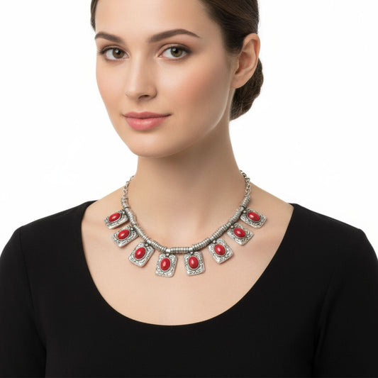 Modelo luciendo collar Zamak hipoalergénico de coral. Joyeria Onor Zamak