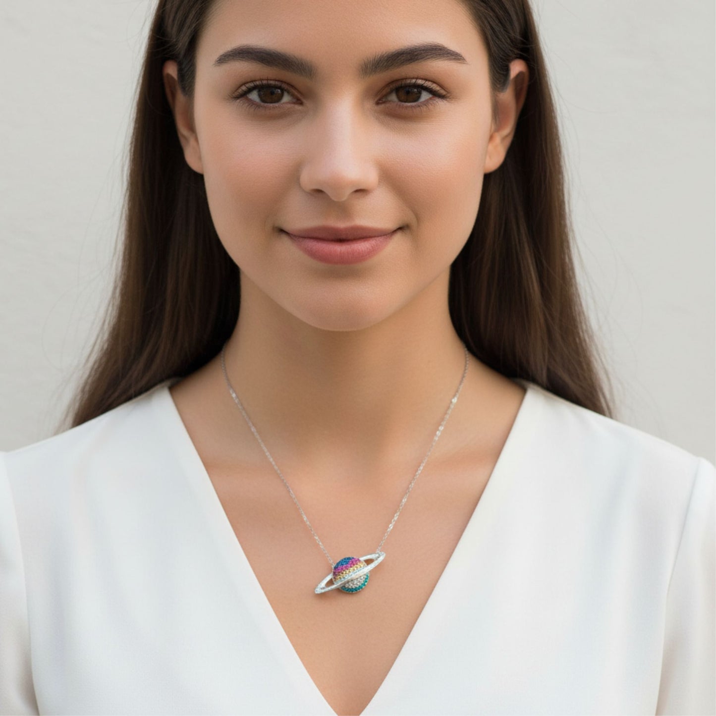 Mujer Luciendo Collar Gargantilla Planeta Plata 925 con Turquesa Natural y Circonitas de Colores. Joyeria Osnor