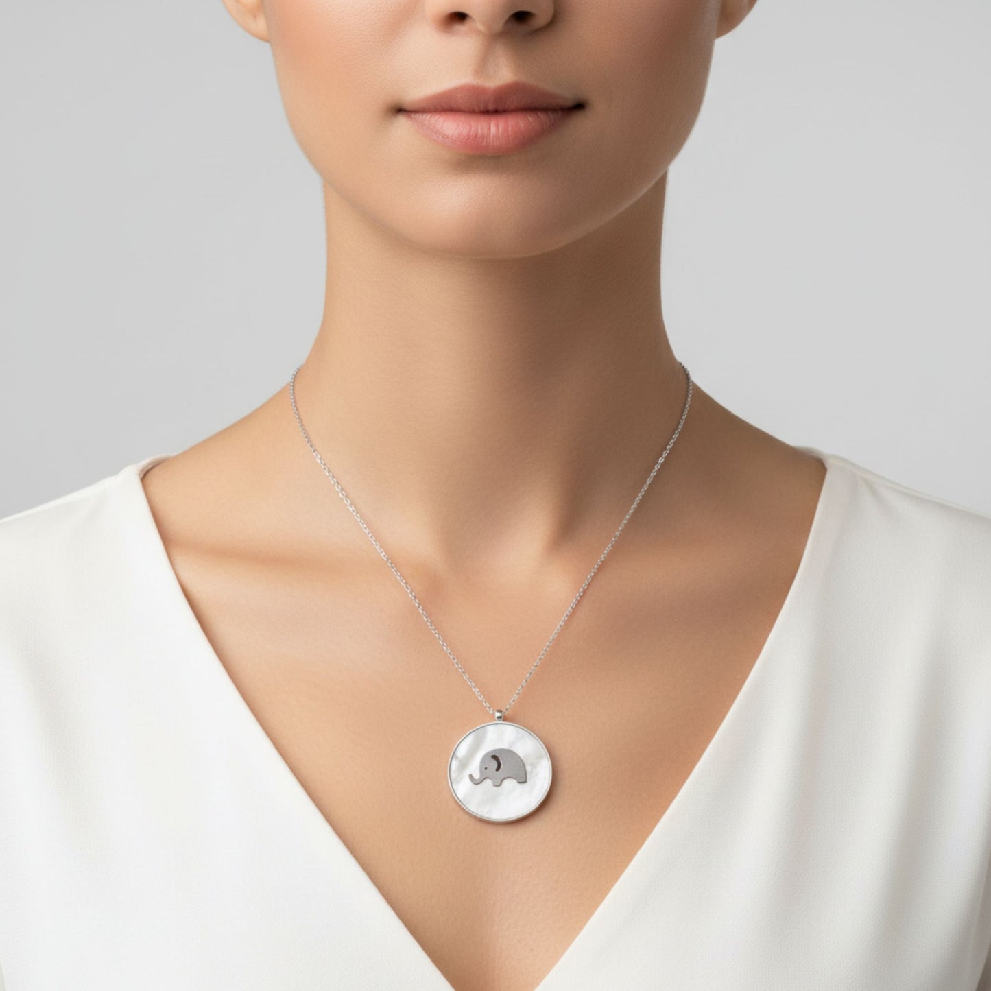 Mujer Luciendo Collar Gargantilla Elefante Plata Nácar Acabado Rodio Unisex.Joyeria Osnor
