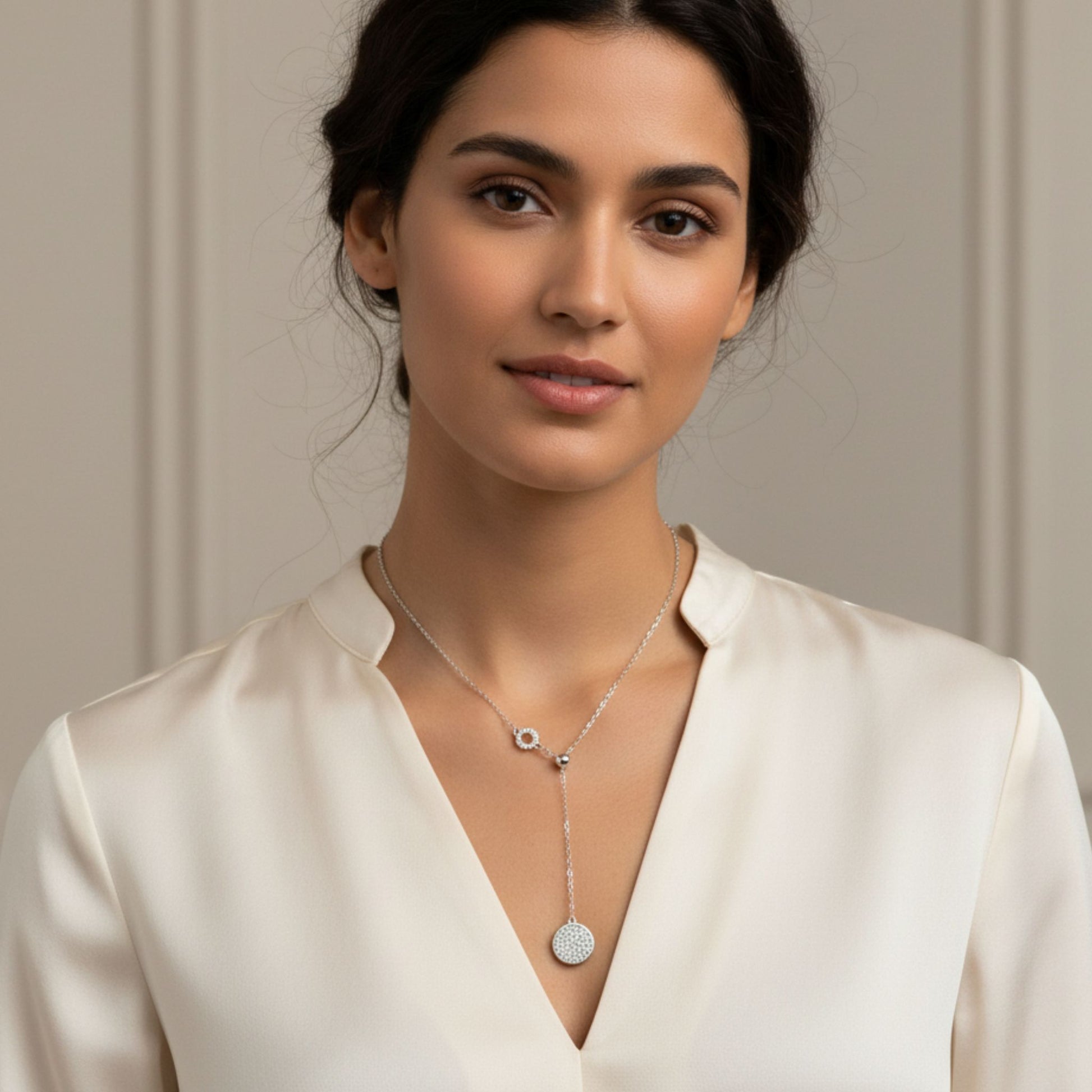 Mujer Luciendo Collar Gargantilla  Lariat Plata Rodio con Disco Pavé Circonitas Blancas.Joyeria Osnor