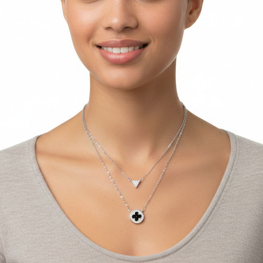 Mujer Luciendo Collar Gargantilla Doble Plata Triángulo Circonitas y Disco Trébol Esmalte Negro. Joyeria Osnor