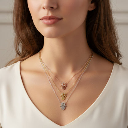 Mujer Luciendo Collar Gargantilla Mano de Fátima Tricolor Plata con Circonitas Blancas.Joyeria Osnor