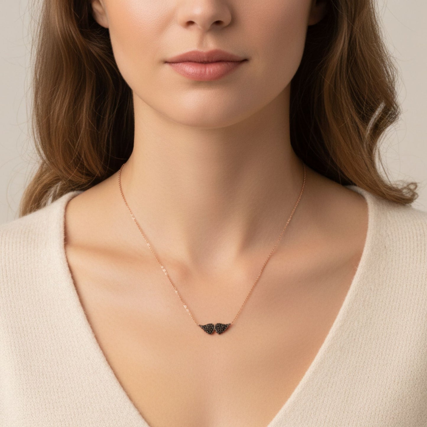 Mujer Luciendo Collar Gargantilla Alas Ángel Plata Rosa con Circonitas Negras. Joyeria Osnor