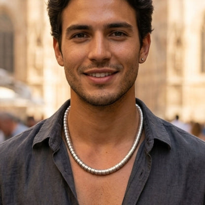 Chico luciendo collar zamak unisex tipo gargantilla hipoalergenico. Joyeria Osnor Zamak