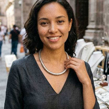 Chica luciendo collar zamak tipo gargantilla hipoalergenico unisex exclusivo. Joyeria Osnor Zamak