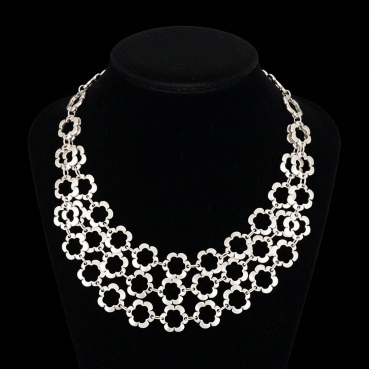 Collar Zamak Mujer Flores Triple Vuelta Plateado Hipoalergénico Joyeria Osnor
