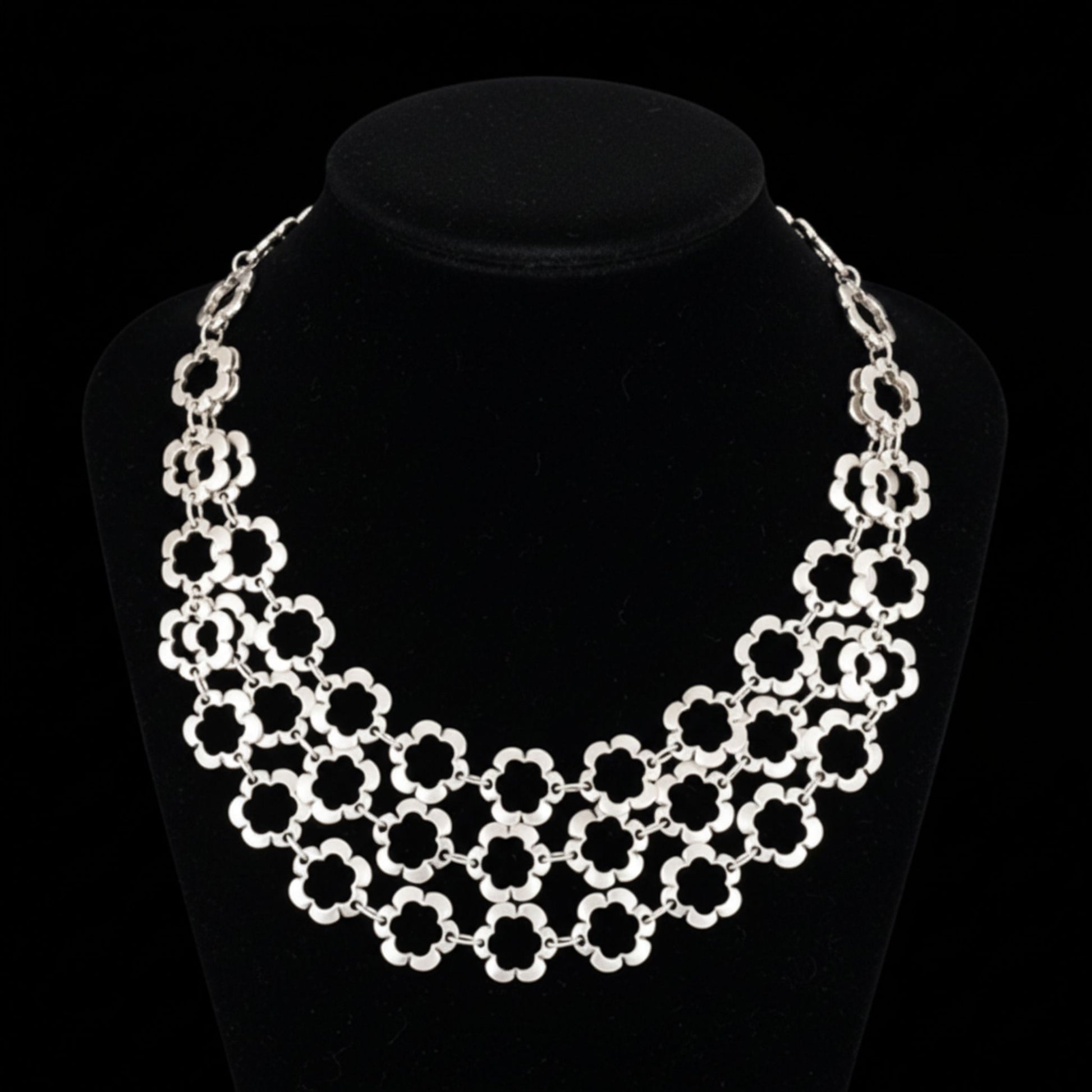 Collar Zamak Mujer Flores Triple Vuelta Plateado Hipoalergénico Joyeria Osnor