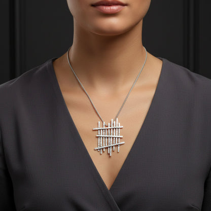 Mujer Luciendo Collar Zamak Colgante Rejilla Geométrica Largo Ajustable Unisex Joyeria Osnor Zamak