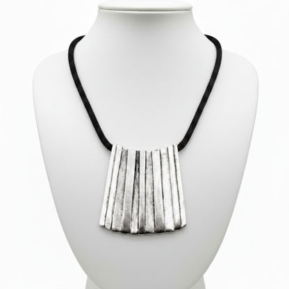 Collar zamak unisex con colgante geometrico y cadena de rejilla negra exclusivo joyeria osnor