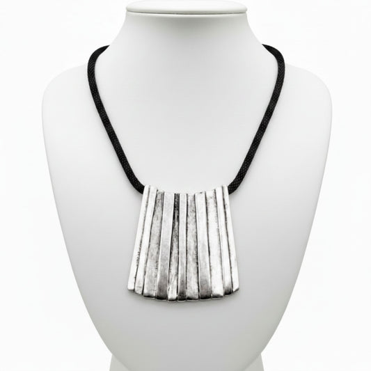 Collar zamak unisex con colgante geometrico y cadena de rejilla negra exclusivo joyeria osnor