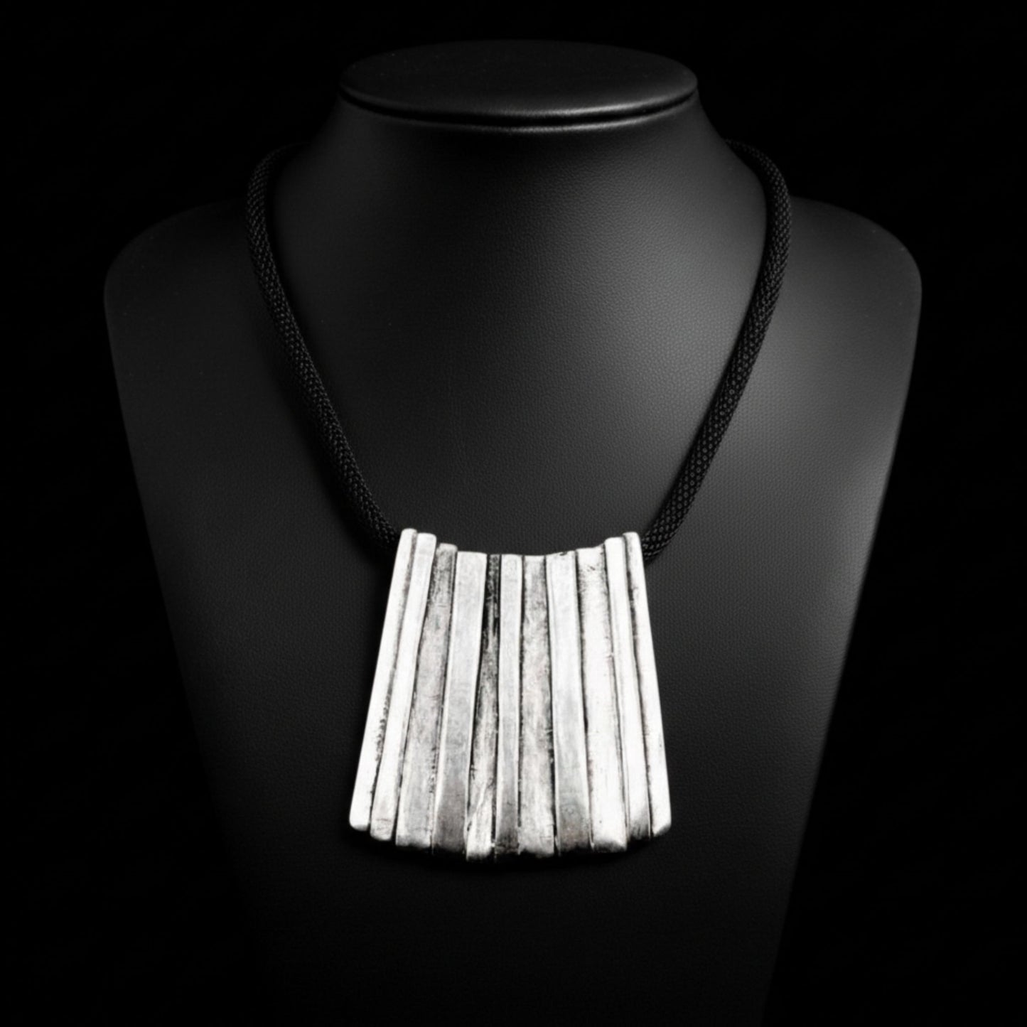Collar zamak unisex con colgante geometrico y cadena de rejilla negra exclusivo joyeria osnor