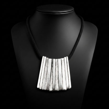 Collar zamak unisex con colgante geometrico y cadena de rejilla negra exclusivo joyeria osnor