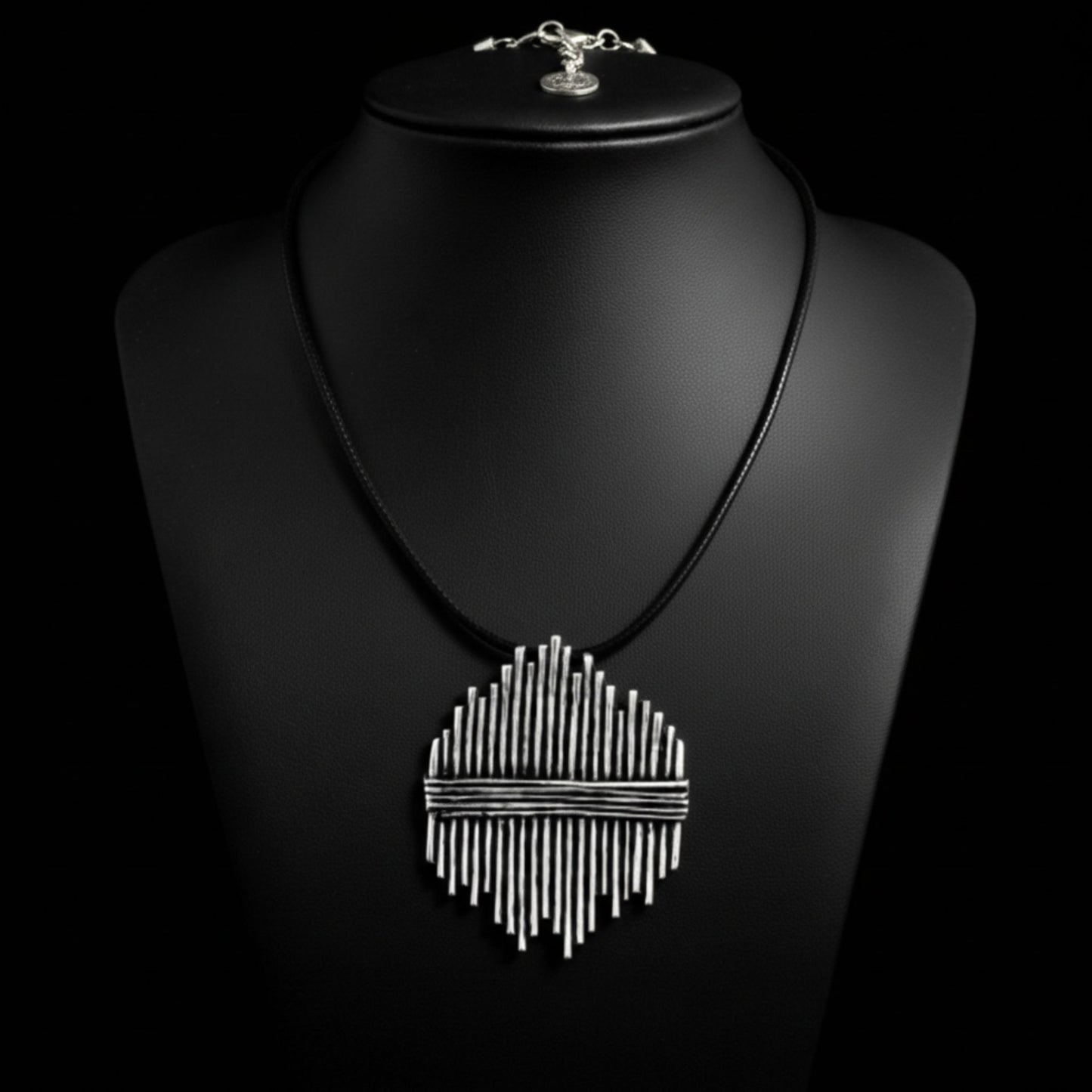 Collar Zamak Colgante Geométrico Circular Cuero Negro Unisex Joyeria Osnor Zamak