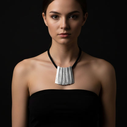 Chica luciendo collar zamak exclusivo colgante geometrico cadena de rejilla negra joyeria osnor
