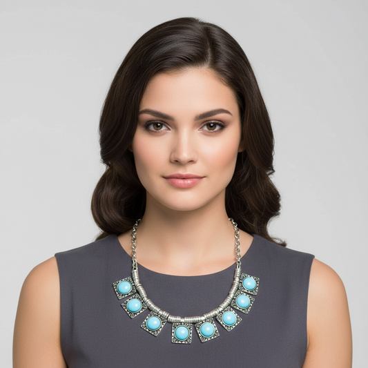 Modelo luciendo collar zamak con turquesa. Joyeria Osnor Zamak