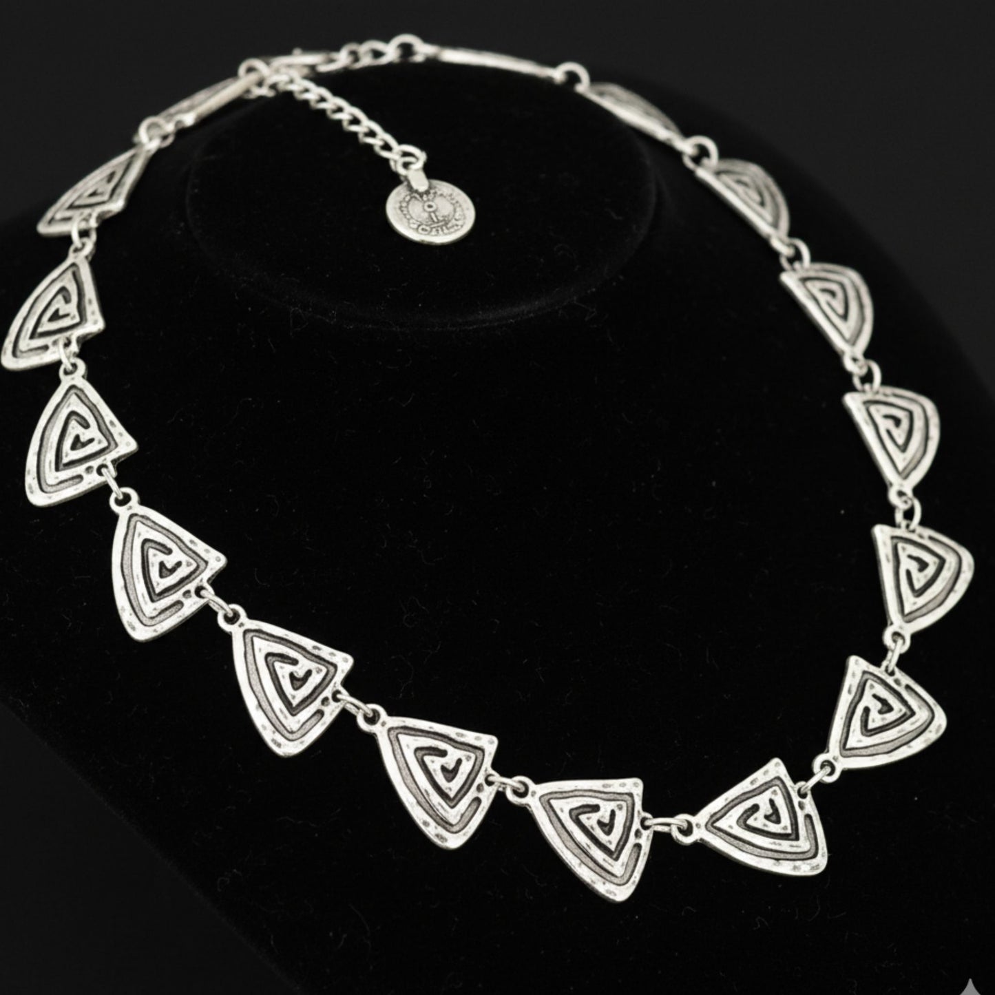 Vista completa collar zamak plateado triángulos geométricos ajustable 45cm - Joyería Osnor Zamak