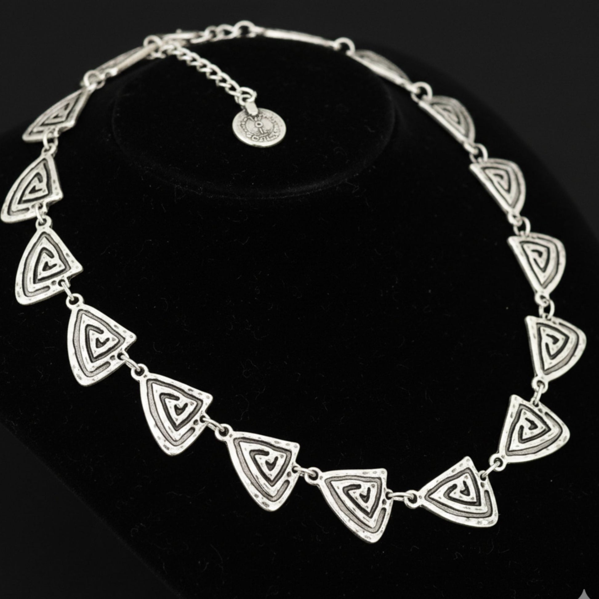 Vista completa collar zamak plateado triángulos geométricos ajustable 45cm - Joyería Osnor Zamak