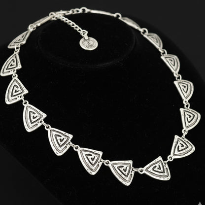 Vista completa collar zamak plateado triángulos geométricos ajustable 45cm - Joyería Osnor Zamak