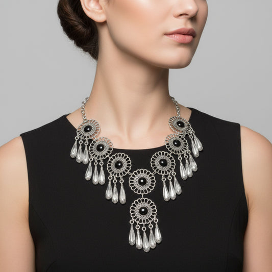 Collar Zamak Flores Piedras Negras puesto en la modelo-Joyería Osnor Zamak