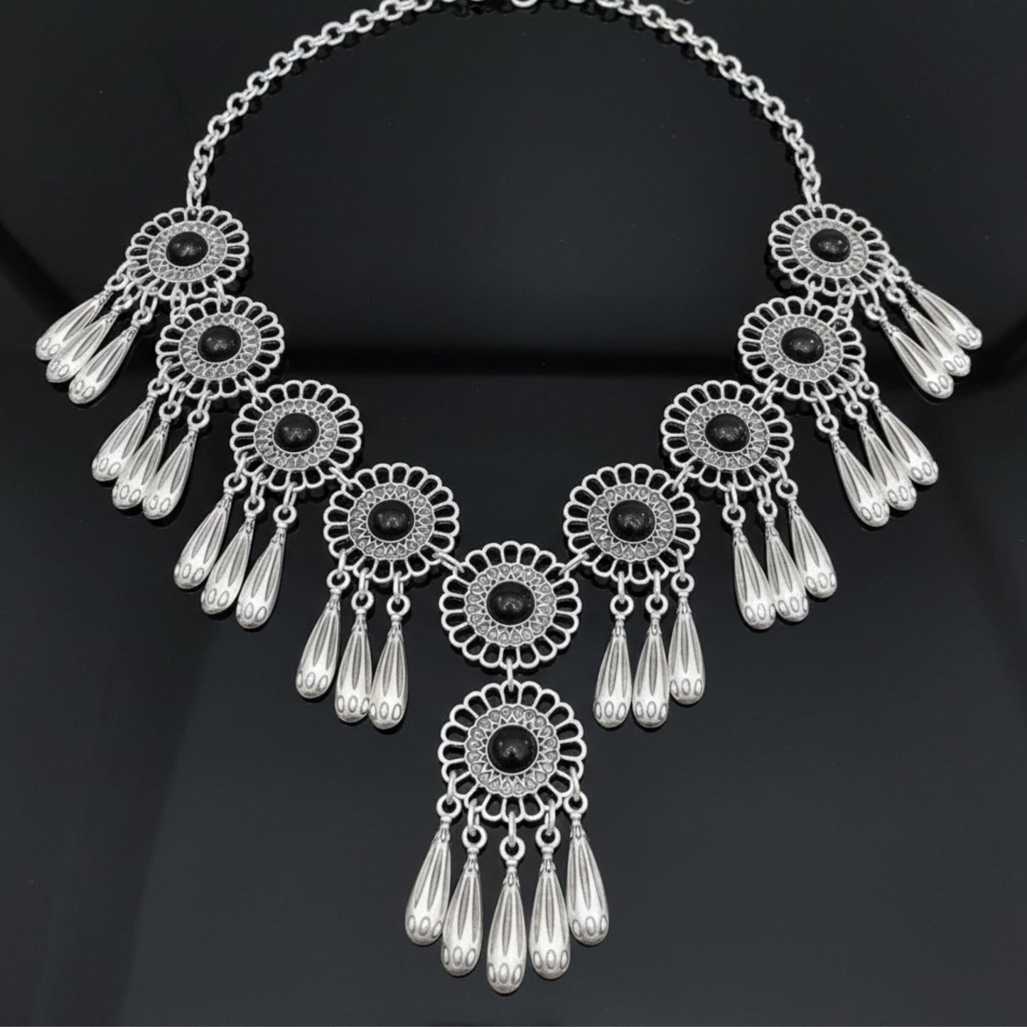 Collar zamak con flores de circonitas negras y gotas facetadas plateadas, hipoalergénico, 52 cm ajustable - Joyería Osnor