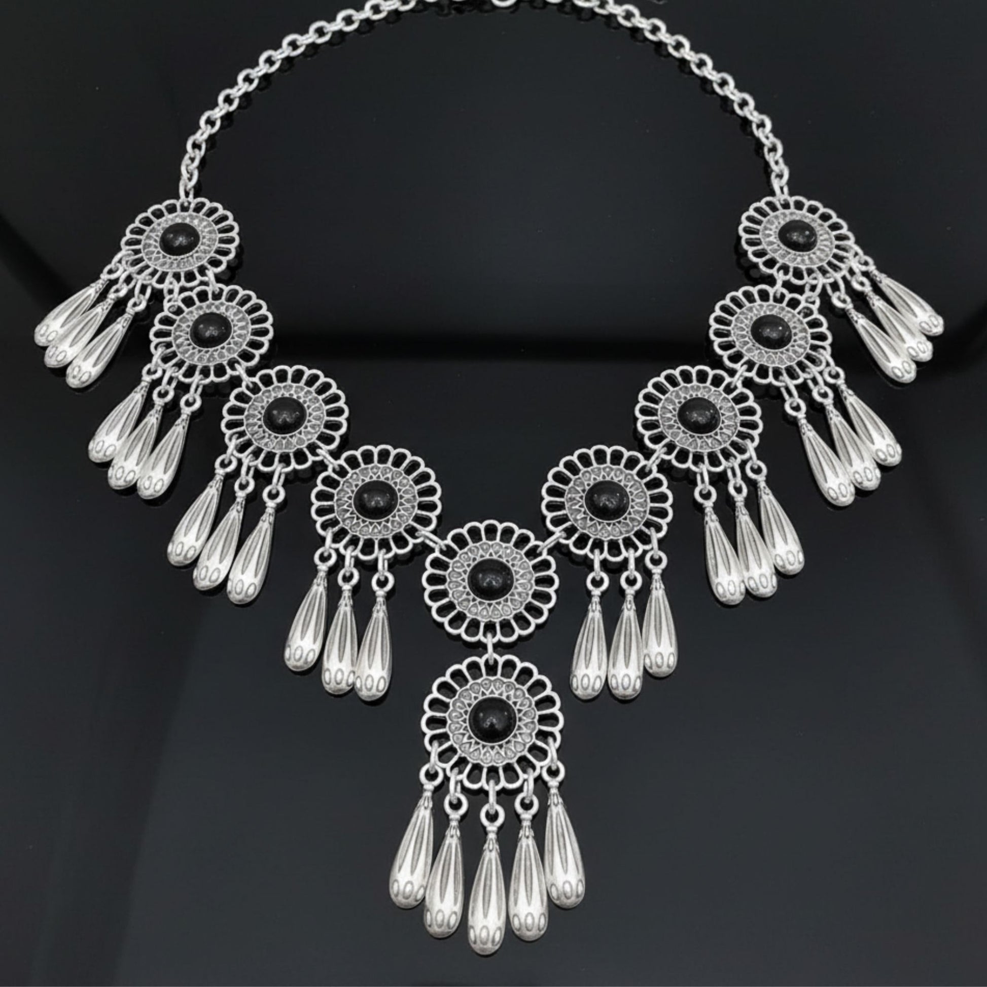 Collar zamak con flores de circonitas negras y gotas facetadas plateadas, hipoalergénico, 52 cm ajustable - Joyería Osnor